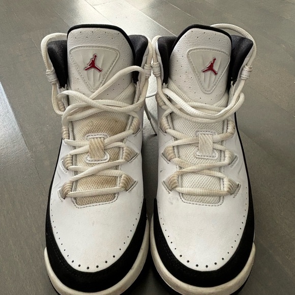 Jordan’s 6.5 black and white running shoes. Amazing condition. Spotless. $60.00 - Picture 2 of 5